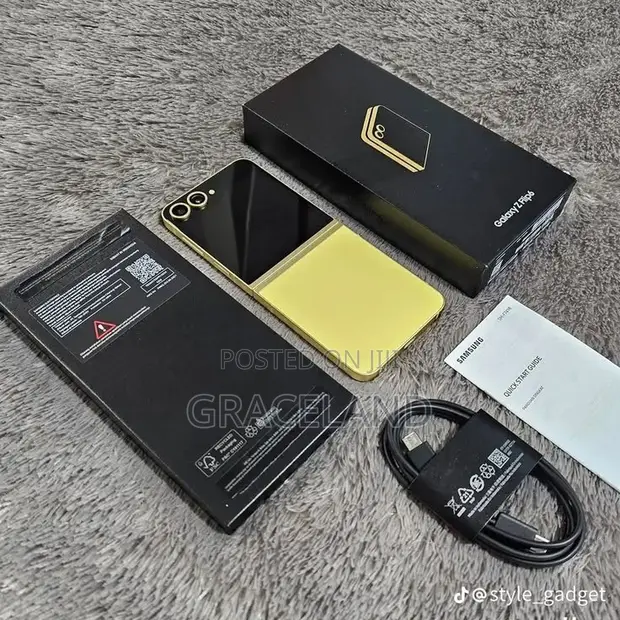 New Samsung Galaxy Z Flip6 256GB Black - 1