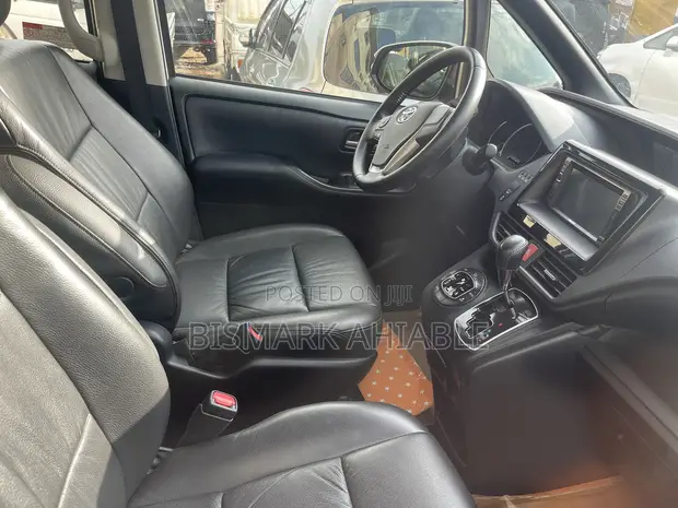 Toyota Noah 2.0 FWD (8 Seater) 2015 White - 1