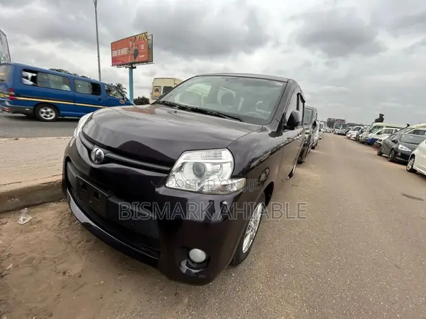 Toyota Sienta 1.5 FWD 2012 Maroon - 1