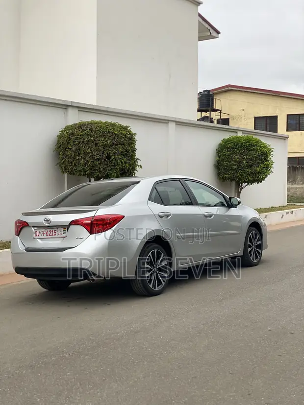 Toyota Corolla 2019 Silver - 1
