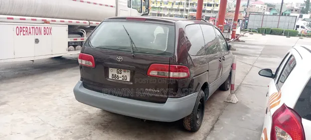 Toyota Sienna 1999 Brown - 1