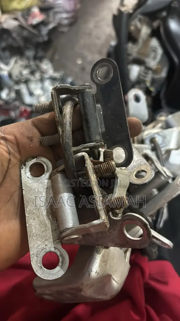 Toyota Vitz, RAV4, Matrix, Highlander, iM, Vibe Boot Hinges - 1