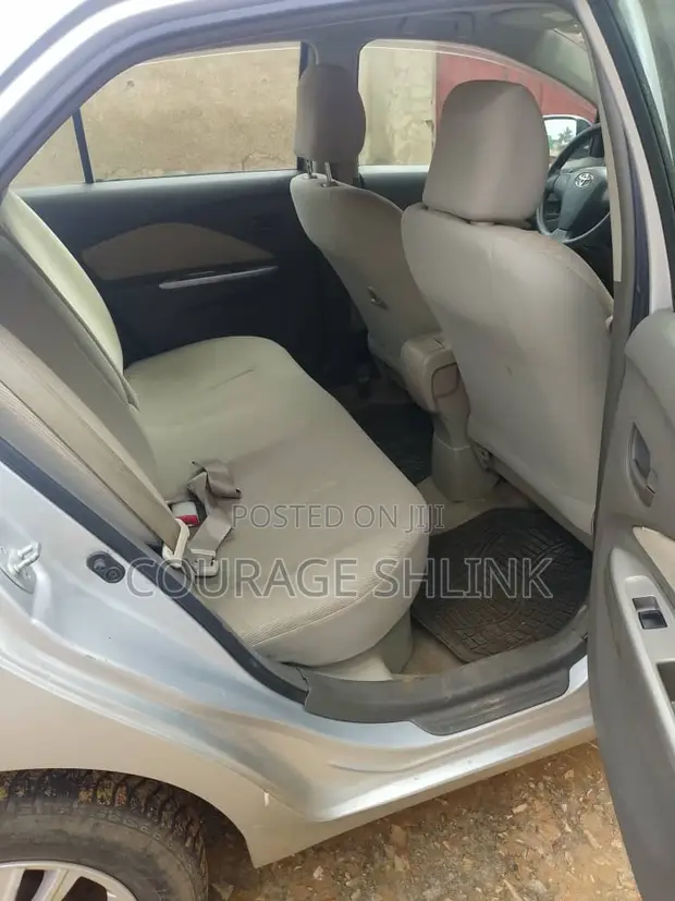 Toyota Belta 2010 Silver - 1