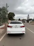 Hyundai Elantra 2017 White - 4