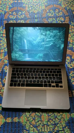 Apple MacBook Air 13" (2017) - Core i7, 8GB RAM, 256GB SSD