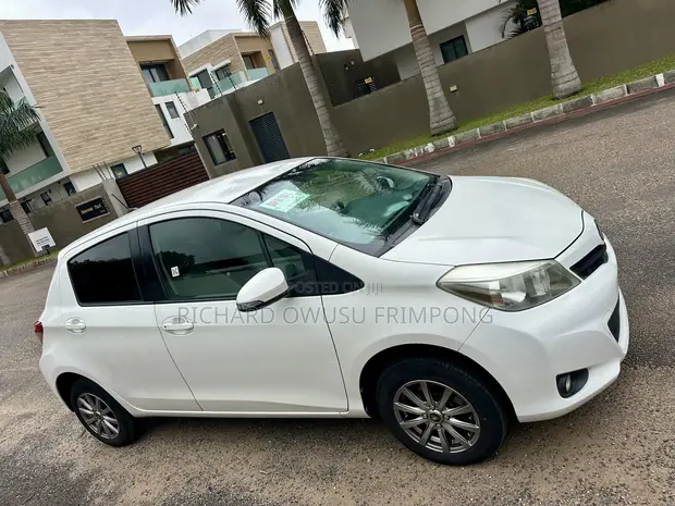 Toyota Vitz 1.3 FWD 5dr 2011 White - 1