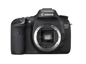 Canon EOS 7D DSLR Camera Body with Flash