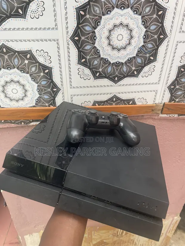 PS4 Standard with 1 Controller and 9 Jailbreak Games - 1