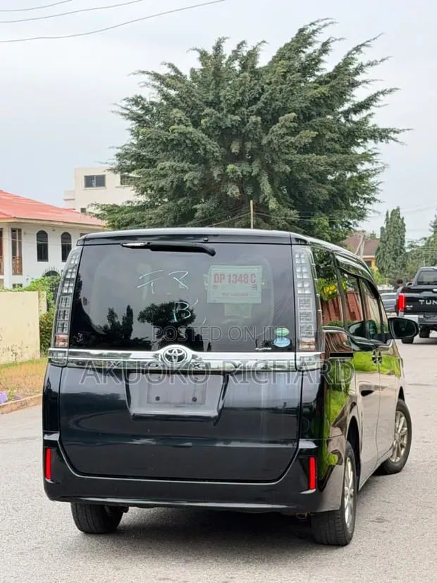 Toyota Voxy V 4WD 7-Seater 2015 Black - 1