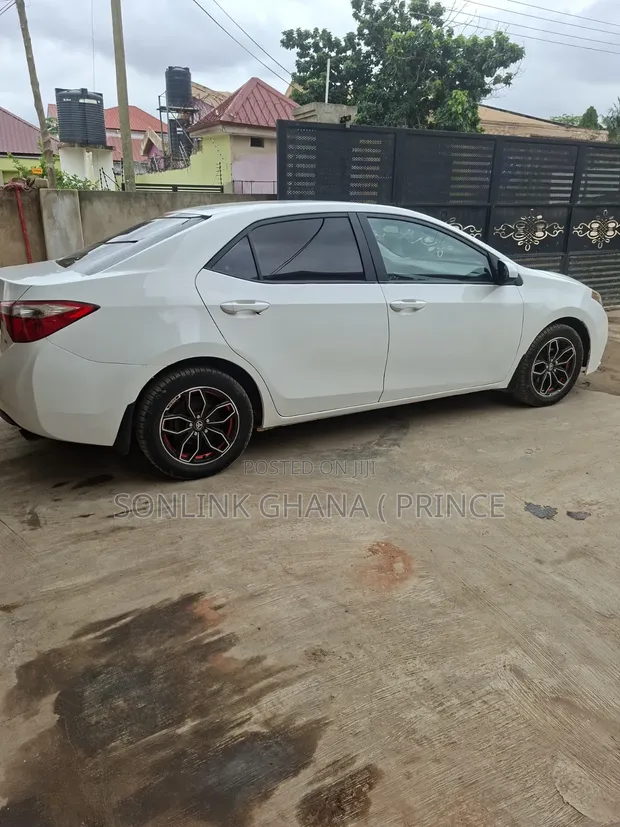 Toyota Corolla 2014 White - 1