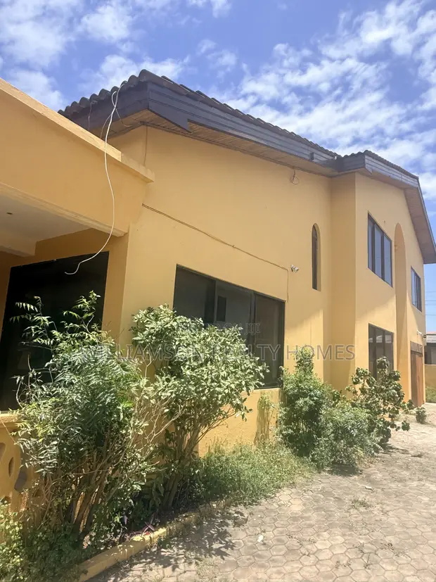 5 Bedroom House for Rent in Community 18, Spintex - 1