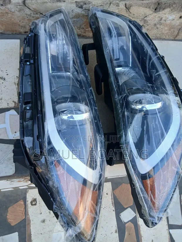 Hyundai Elantra 2017 Headlight - 1