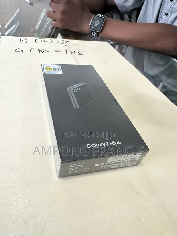 New Samsung Galaxy Z Flip6 256GB Silver - 1