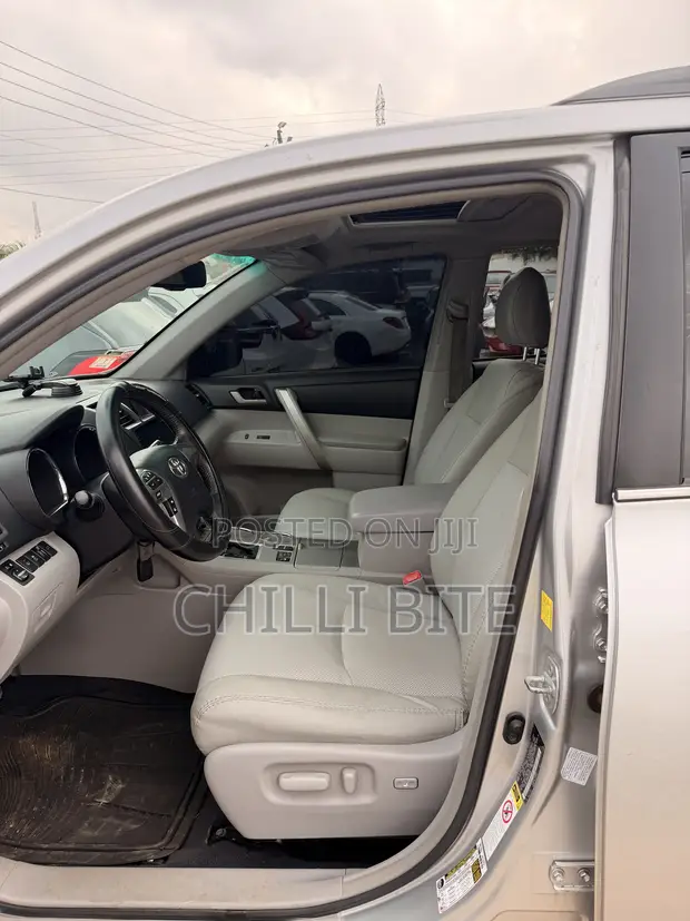Toyota Highlander 2.7L 2WD 2013 Silver - 1
