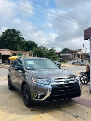 2018 Mitsubishi Outlander LE FWD SUV - Brown