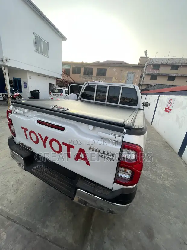 Retractable Bucket Cover for All Pickup Trucks - 1