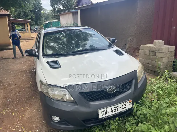 Toyota Corolla 2010 White - 1