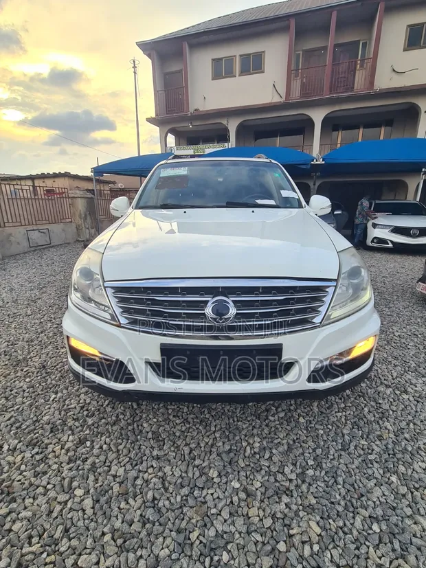 SsangYong Rexton 2017 White - 1