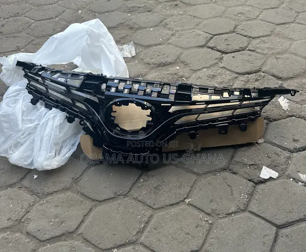 Toyota Camry Grill Grille/Shells (2018-2021 XLE/LE) - 1