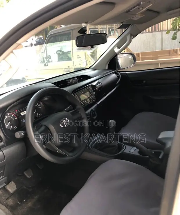 New Toyota Hilux 2025 White - 1