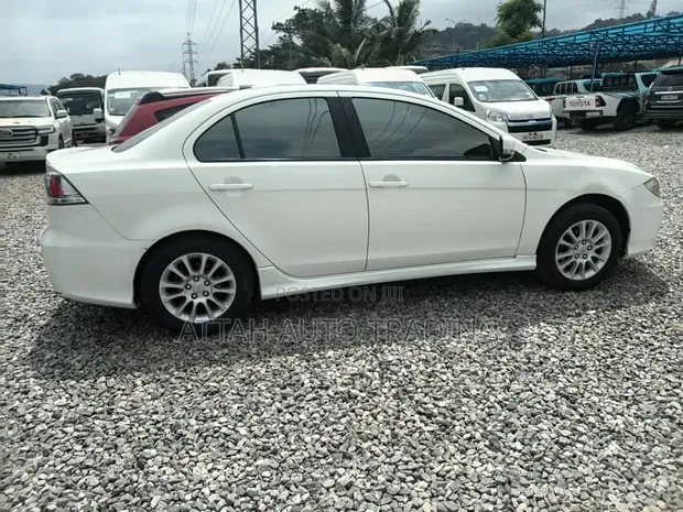 Mitsubishi Nativa 2010 White - 1