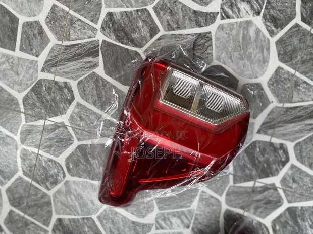 Ford Explorer Tail Light (2017-2020) - 1