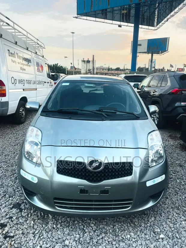 Toyota Vitz 1.3 FWD 5dr 2010 Gray - 1