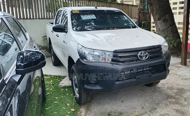 New Toyota Hilux 2025 White - 1