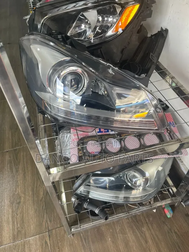 Mercedes-Benz C250 W204 Headlight (2011-2014) - 1