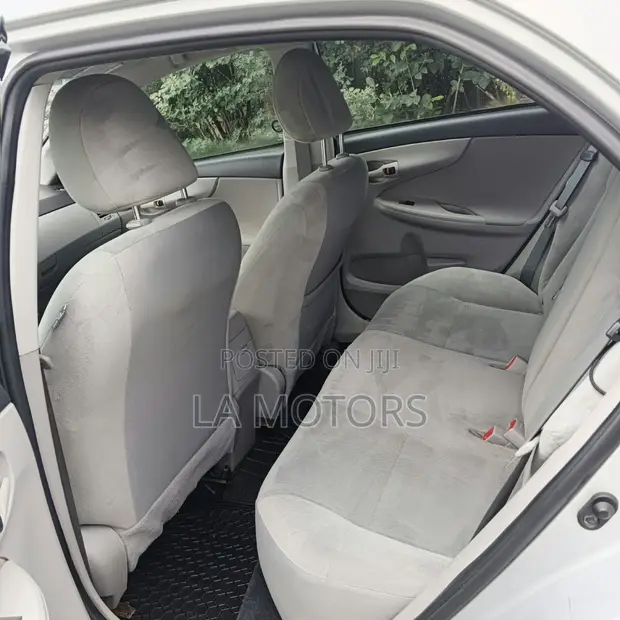 Toyota Corolla 2013 Silver - 1