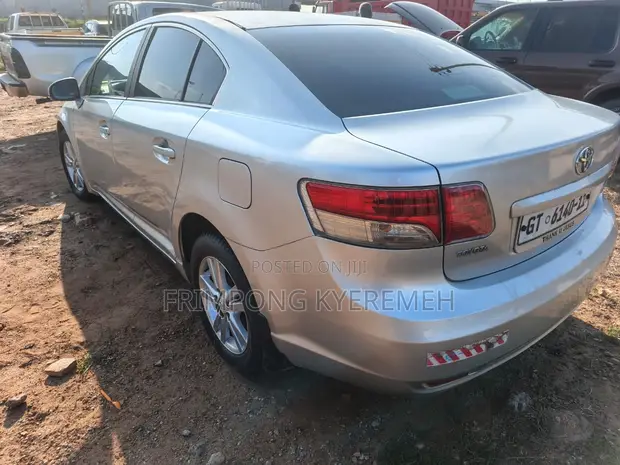 Toyota Avensis 2011 Gray - 1