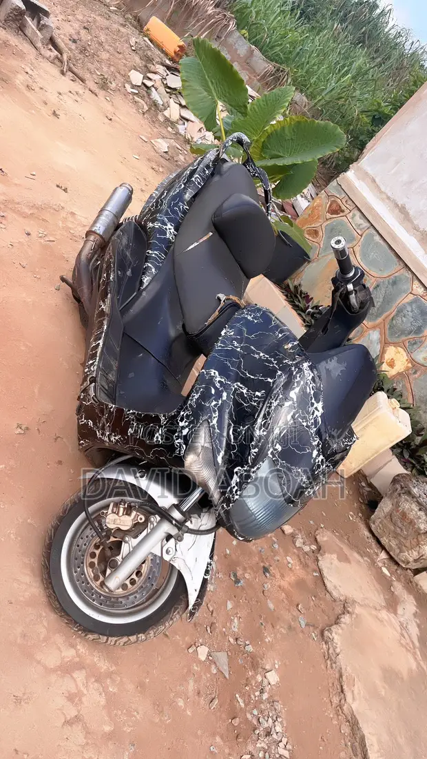 Yamaha Majesty 2020 Scooter - Black - 1
