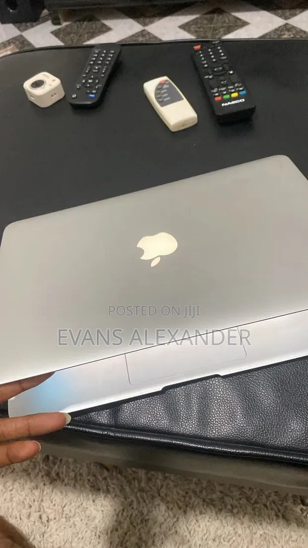 Apple MacBook Air 13-inch (2013) - Intel Core i5, 4GB RAM, 128GB SSD - 1