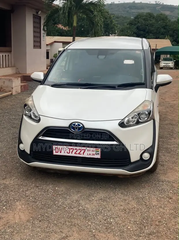 Toyota Sienta 1.5 Hybrid FWD 2015 White - 1