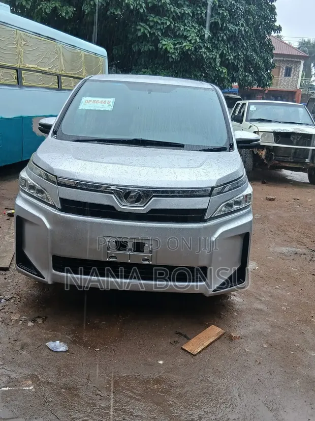 Toyota Voxy 2018 Silver - 1