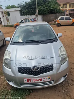 Toyota Vitz 2010 Silver