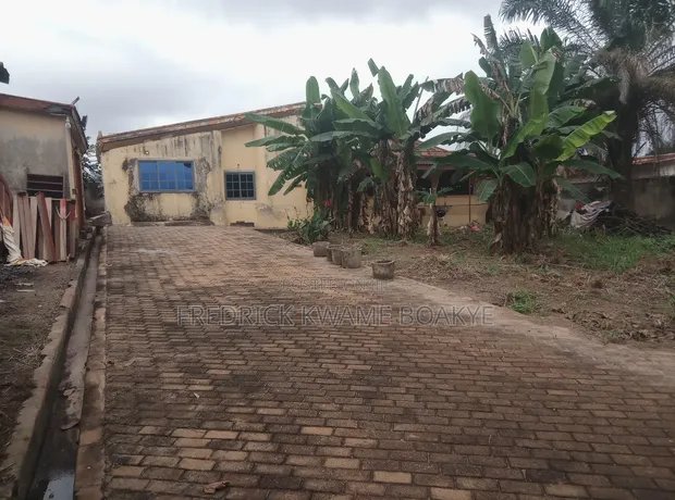 6-Bedroom House for Sale in Brother K Estate, Kumasi - 1
