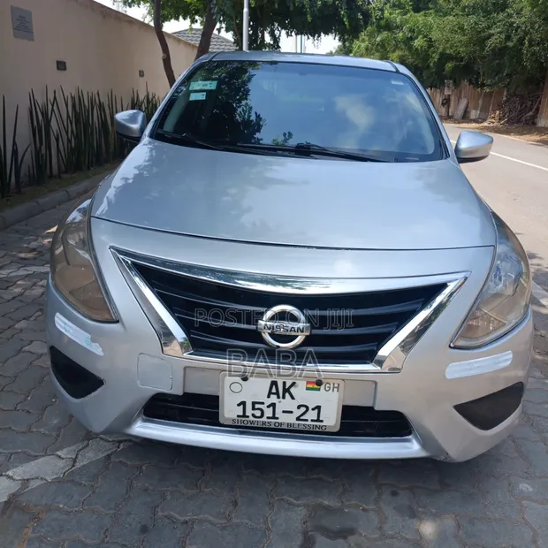 Nissan Versa 2015 Silver - 1