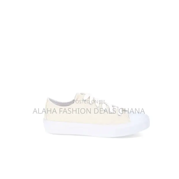 No Boundaries Women's Classic Lace-Up Sneakers - 1