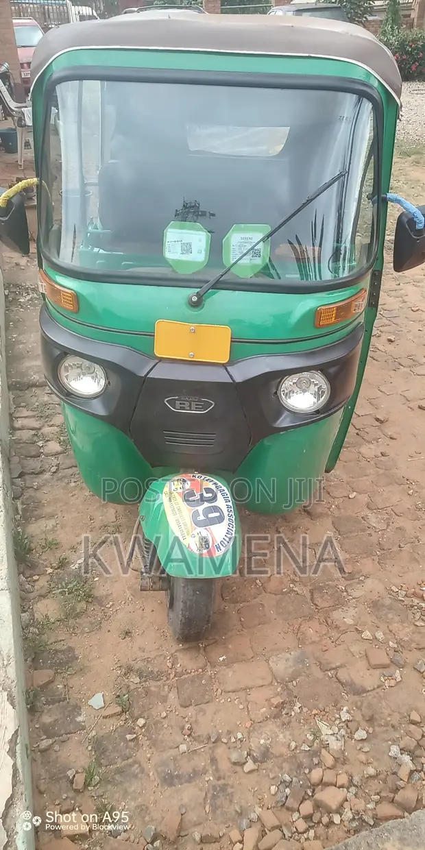 Bajaj RE 2025 Tricycle - 1