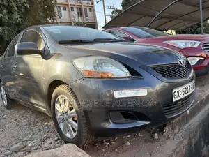 Toyota Yaris Base Sedan 2010 Gray