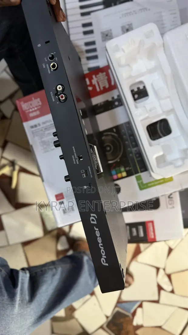Pioneer DDJ-FLX4 DJ Controller - 1
