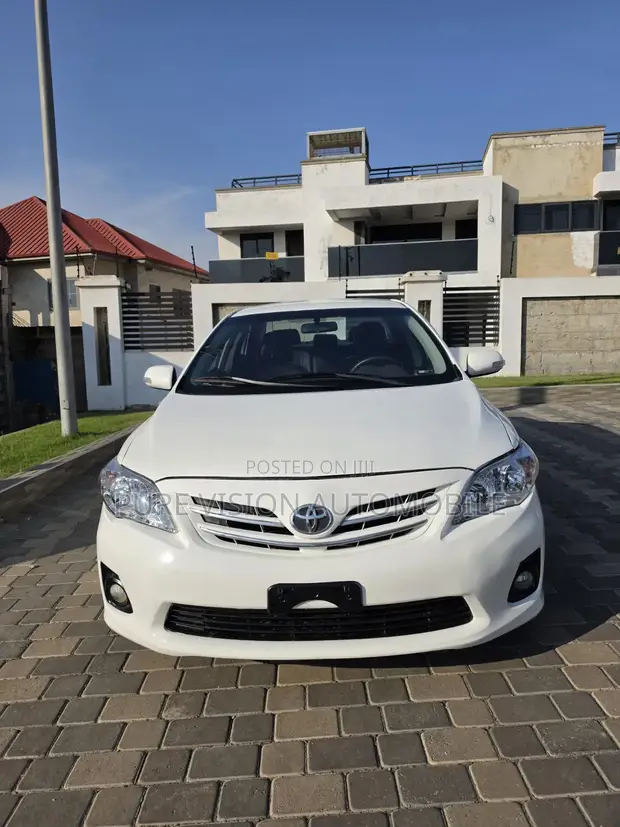 Toyota Corolla Altis 2013 White - 1