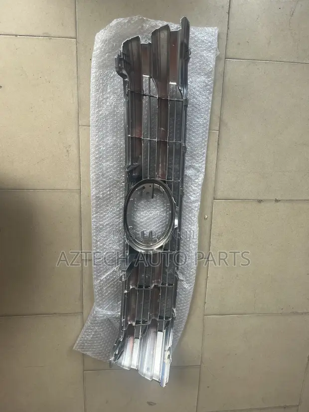 Toyota Hilux 2016-2018 Top Shell Grille - 1