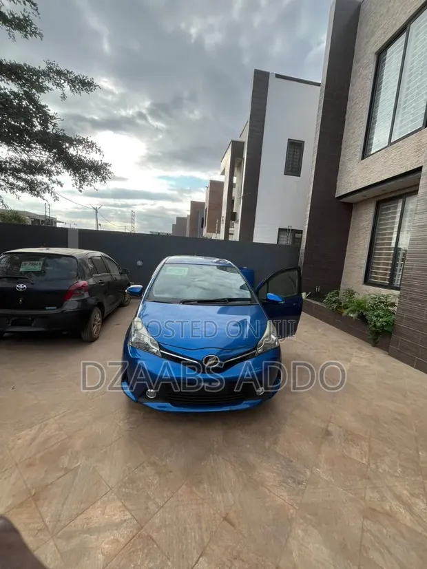 Toyota Vitz 1.3 AWD 2015 Blue - 1