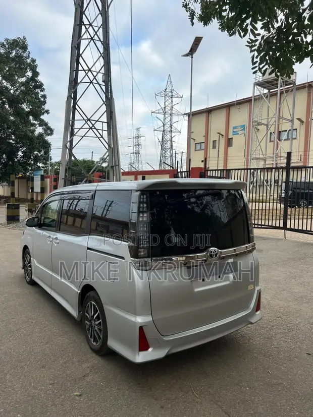 Toyota Voxy 2014 Silver - 1