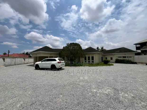 8-Bedroom House with 3-Bedroom Boy's Quarters for Rent in Ghana Link Estate - 1