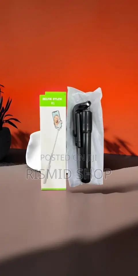 R1 Travel-Friendly Selfie Stick - 1