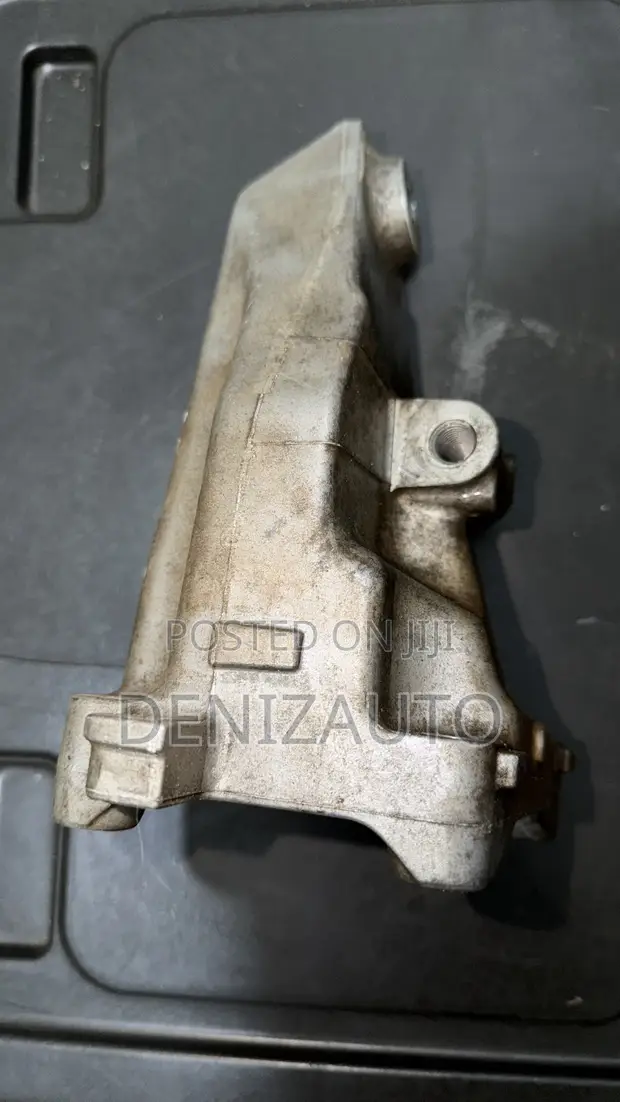 Mercedes W205 Engine Mount Support Bracket - Right Holder - 1