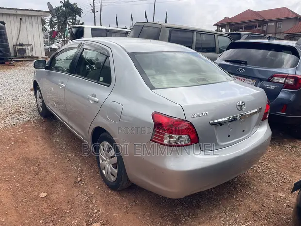 Toyota Belta 2010 Silver - 1